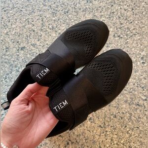 TIEM - Slipstream Cycling Shoes in Black and White in size 8